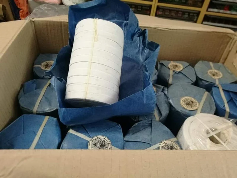 Confezione di dodici rotolini di passafino bianco (i primi giri un po' segnati dal tempo). Due confezioni, 200g.