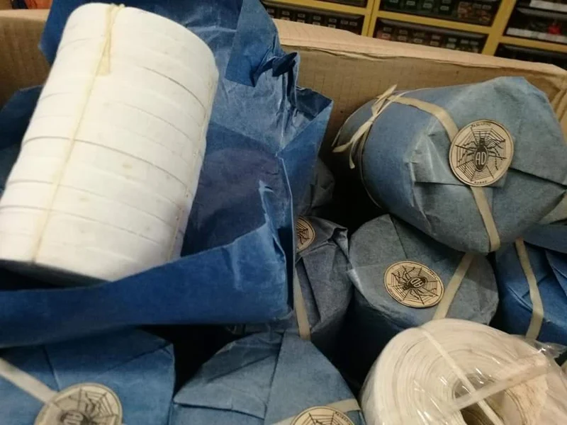 Confezione di dodici rotolini di passafino bianco (i primi giri un po' segnati dal tempo). Due confezioni, 200g.
