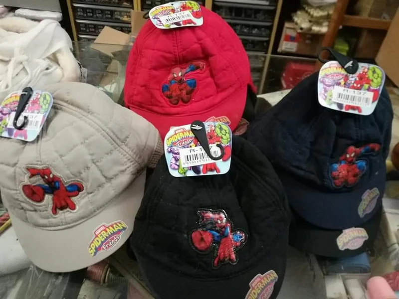 Cappellini bimbi Spiderman, sei, in morbido tessuto, colori assortiti. 400g.