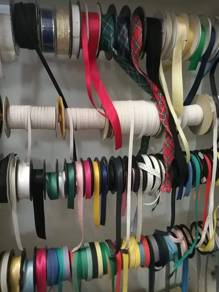 Stock di nastri, elastici, sbieghi, passafino, e altra merceria, 6kg.
