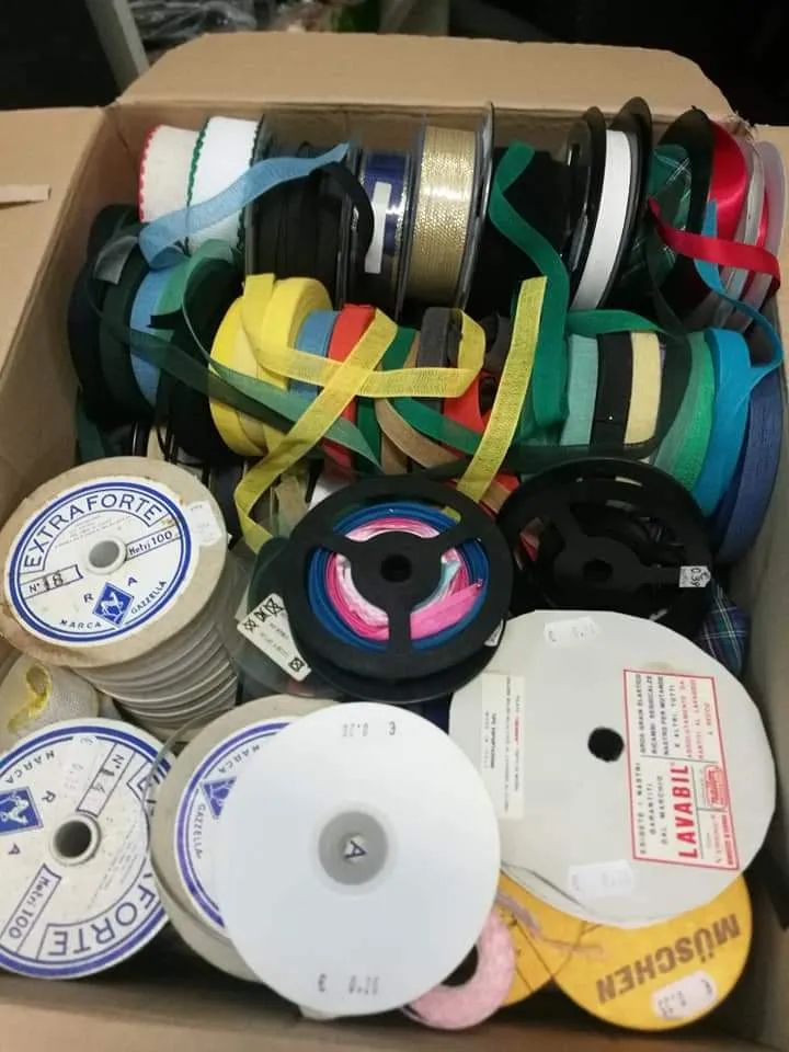 Stock di nastri, elastici, sbieghi, passafino, e altra merceria, 6kg.