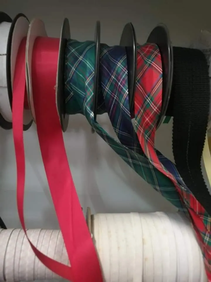 Stock di nastri, elastici, sbieghi, passafino, e altra merceria, 6kg.