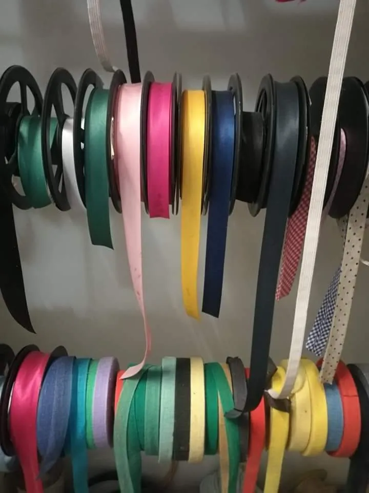 Stock di nastri, elastici, sbieghi, passafino, e altra merceria, 6kg.