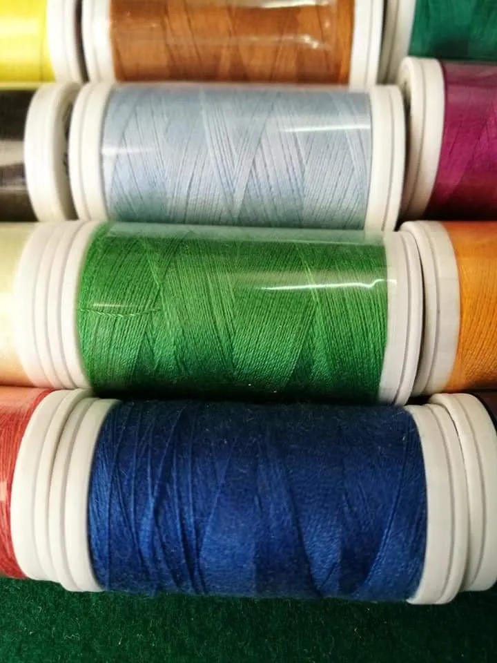 Assortimento di rocchetti(23 di vari colori) di filo poliestere 120g.,