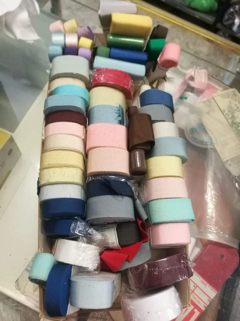 Stock di rotoli di gros grain, nastri di raso e taffettà in assortimento di colori. 3kg,