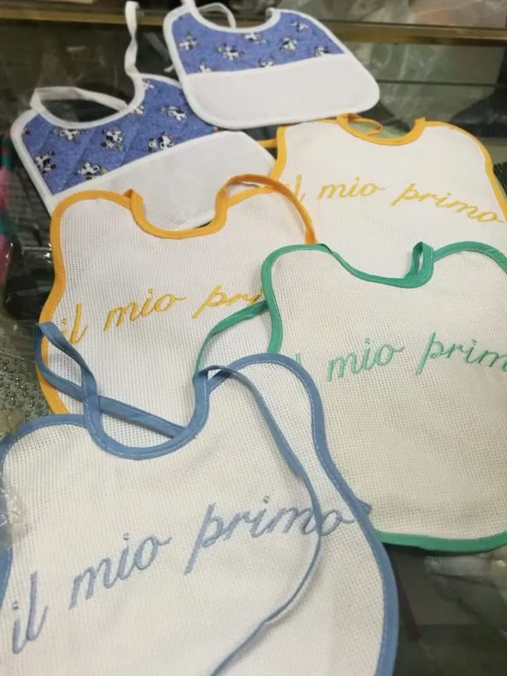 Sei bavaglini in tela Aida da ricamare, 100g.