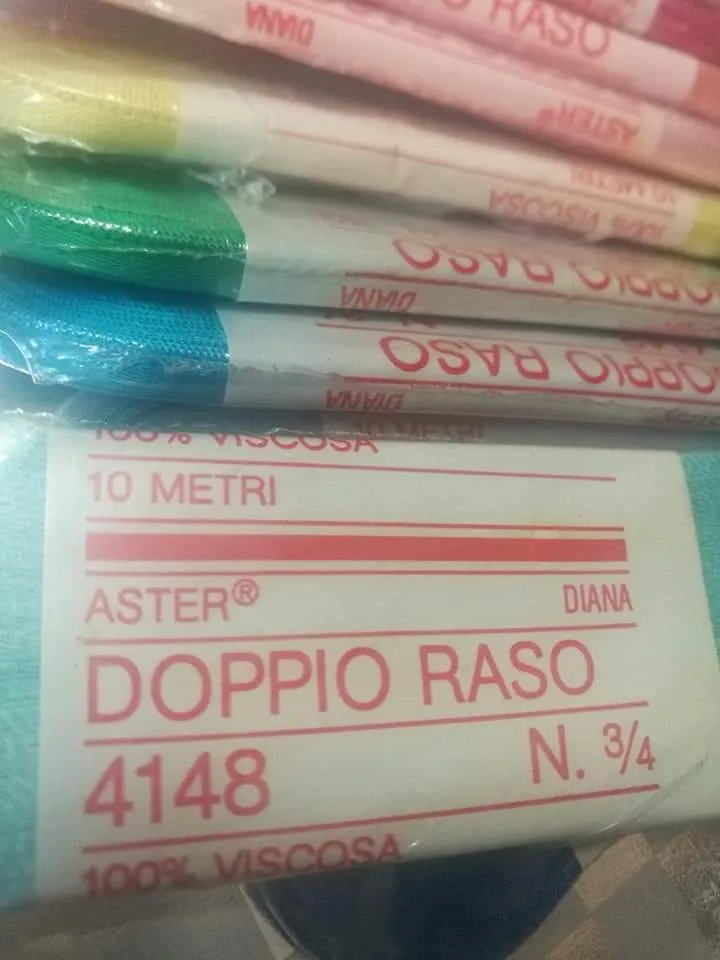 Dieci confezioni di doppio raso, colori assortiti. 200g.