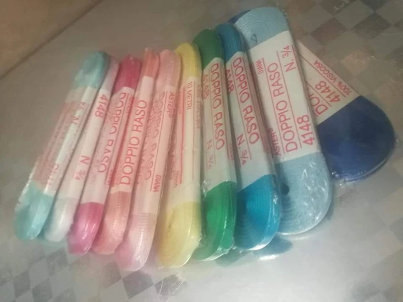 Dieci confezioni di doppio raso, colori assortiti. 200g.