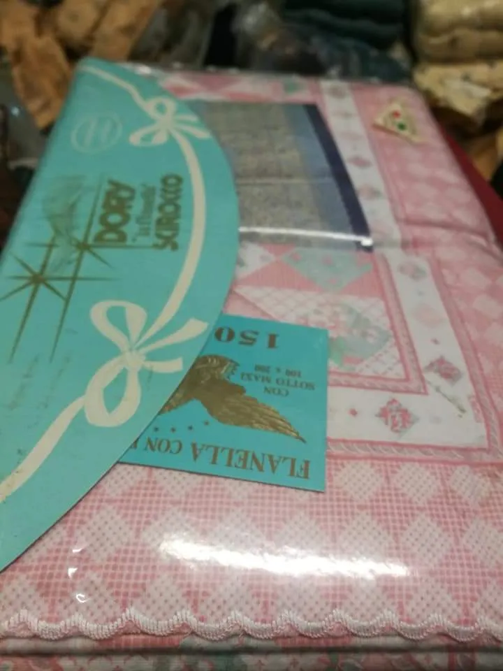 Coperta di flanella a fantasia rosa, posto singolo. 1,6kg.