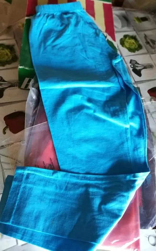 Fuseaux di cotone elasticizzato, tre paia, colori assortiti, 600g.