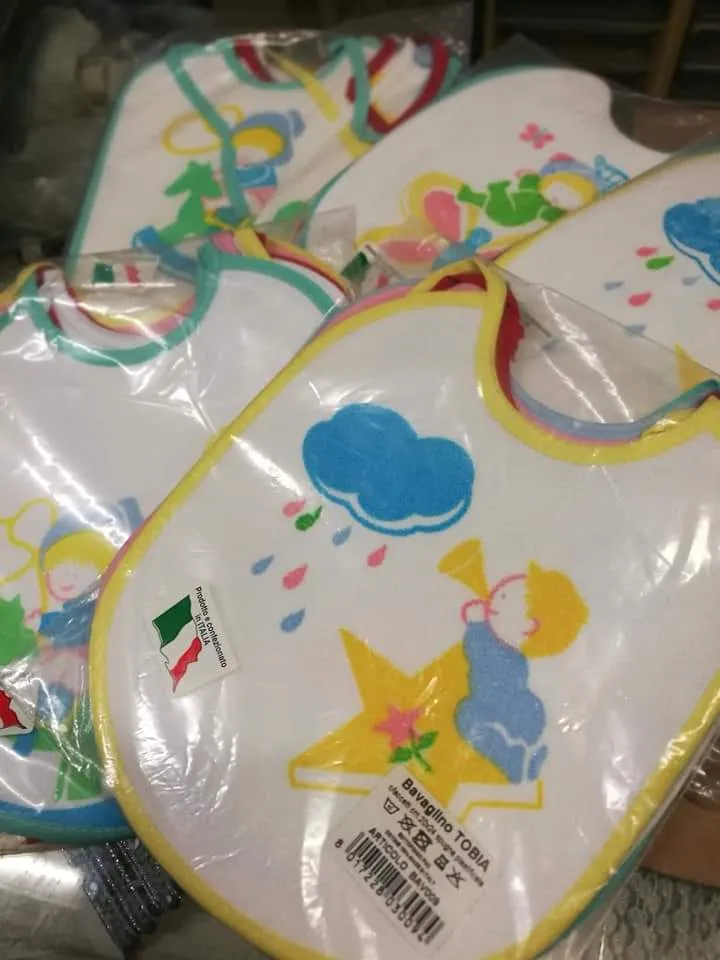 Bavaglini pappa in spugna e plastificati, quattro assortiti, 250g.
