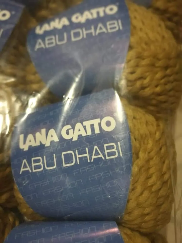 Filato moda Abu Dhabi, disponibile in nero, senape, verde e rosso bordeaux,confezione da 500g.