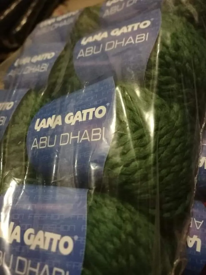 Filato moda Abu Dhabi, disponibile in nero, senape, verde e rosso bordeaux,confezione da 500g.