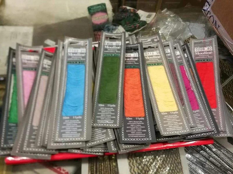 Stock di 50 matassine Mouliné Madeira, mix di colori. 800g.