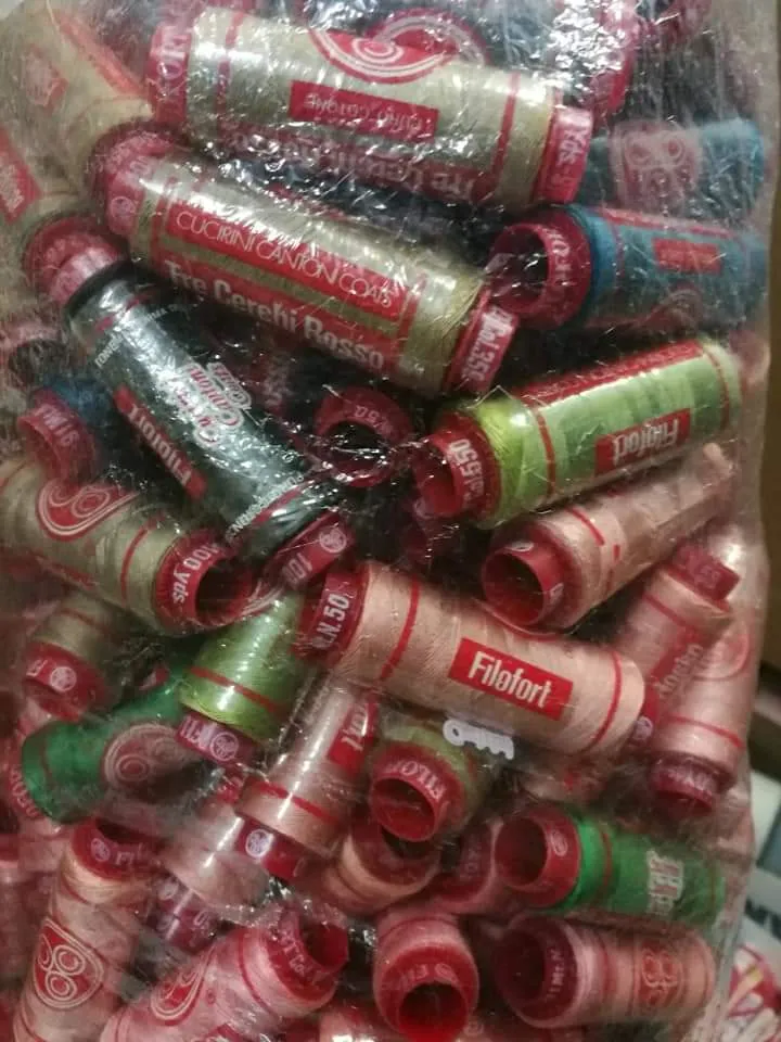 Spagnolette Tre Cerchi Rosso Cucirini per cucito in miscellanea di colori, stock da 1,5 kg.