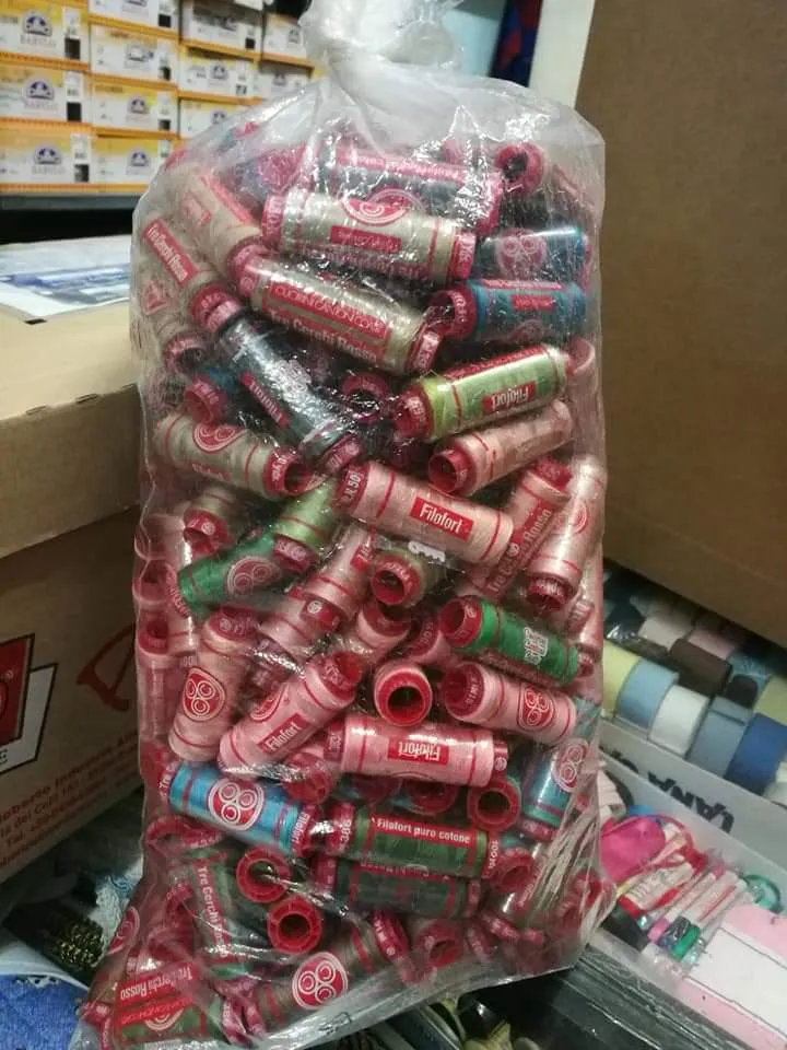 Spagnolette Tre Cerchi Rosso Cucirini per cucito in miscellanea di colori, stock da 1,5 kg.