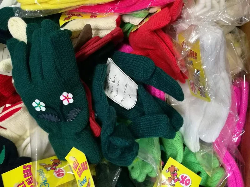 Stock di 100 guanti bambini, colori e taglie assortiti, 1,8 kg.