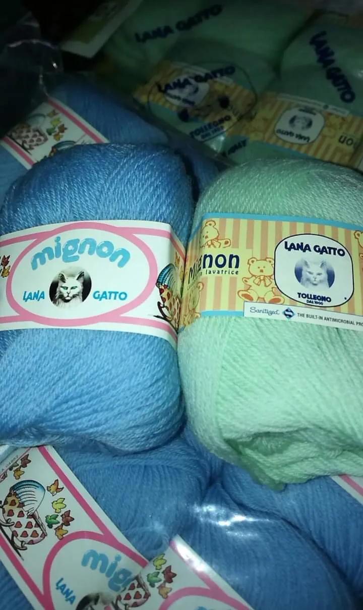 Lana baby Mignon due colori per una copertina. 500g