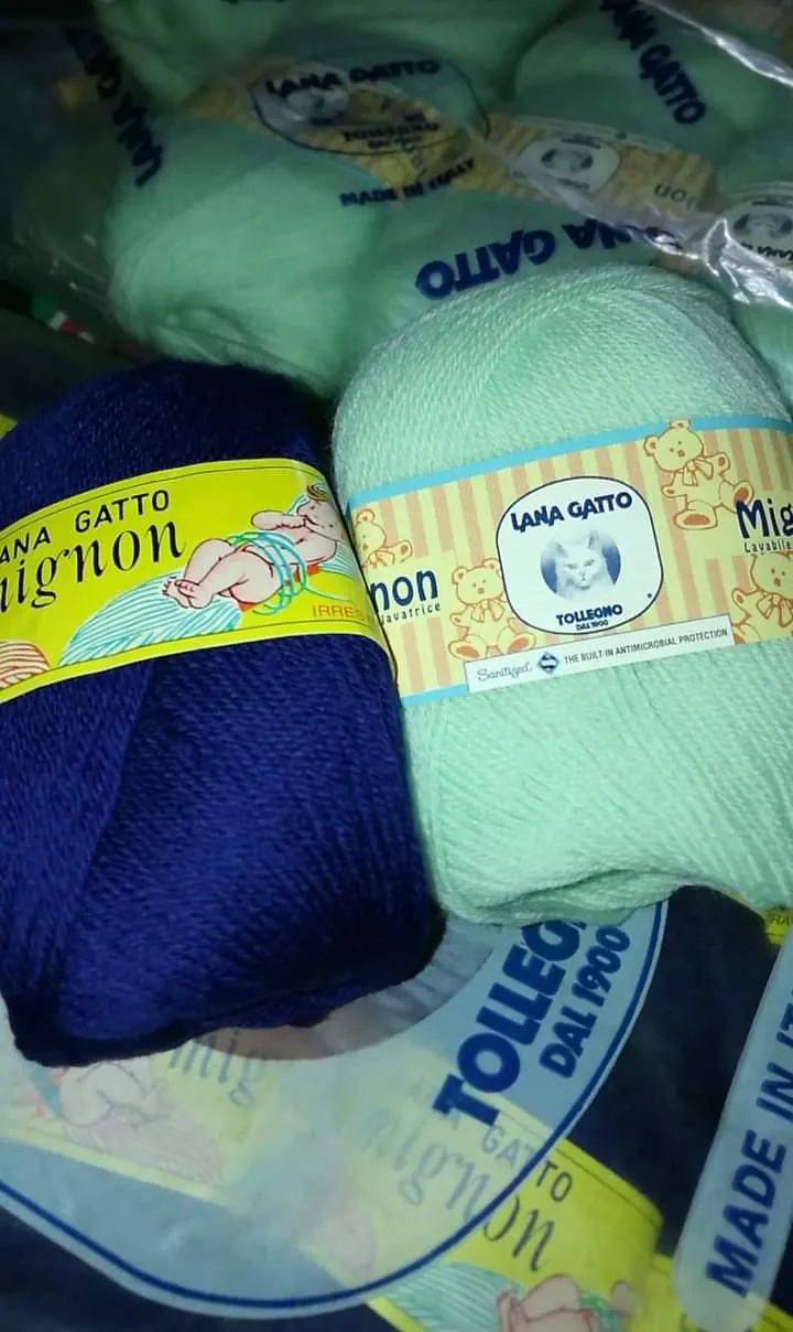 Lana baby Mignon due colori per una copertina. 500g