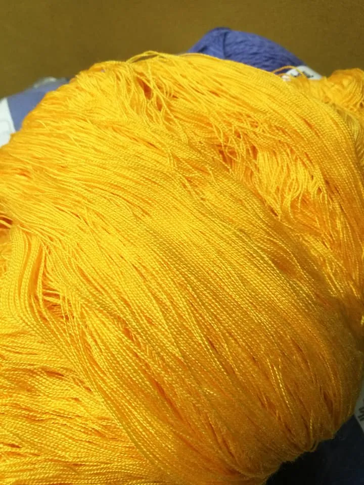 Setificato in matasse da 400 / 500g.