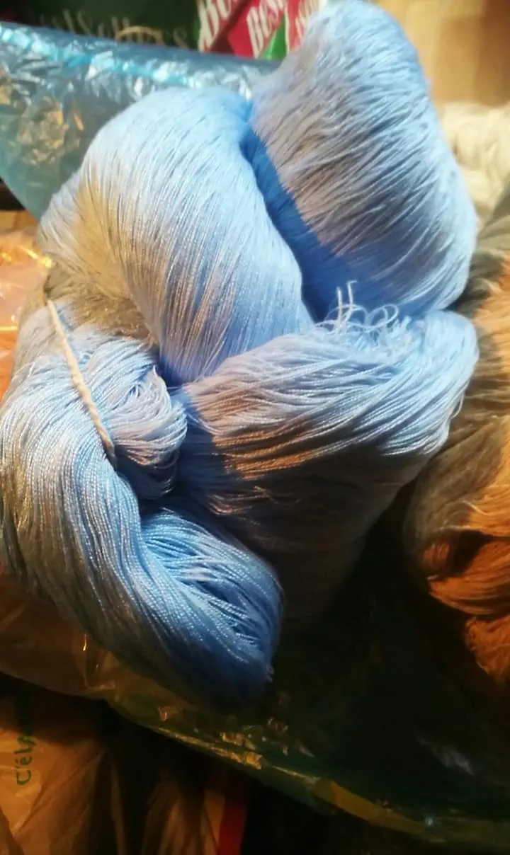 Setificato in matasse da 400 / 500g.