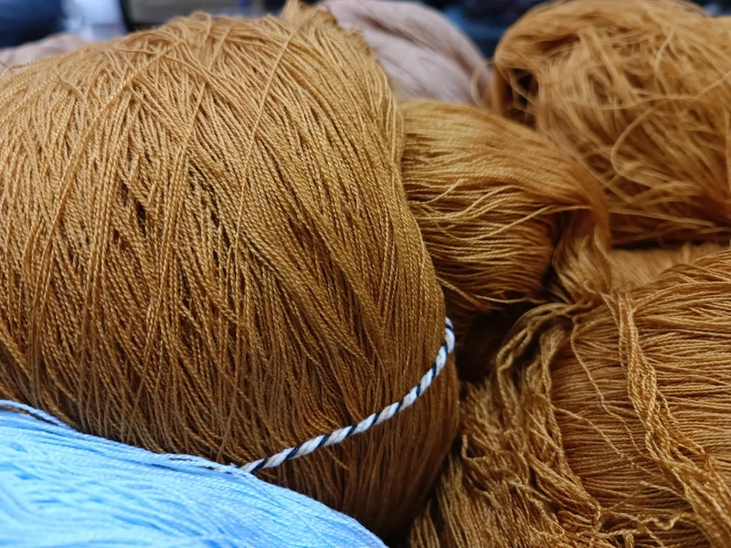 Setificato in matasse da 400 / 500g.