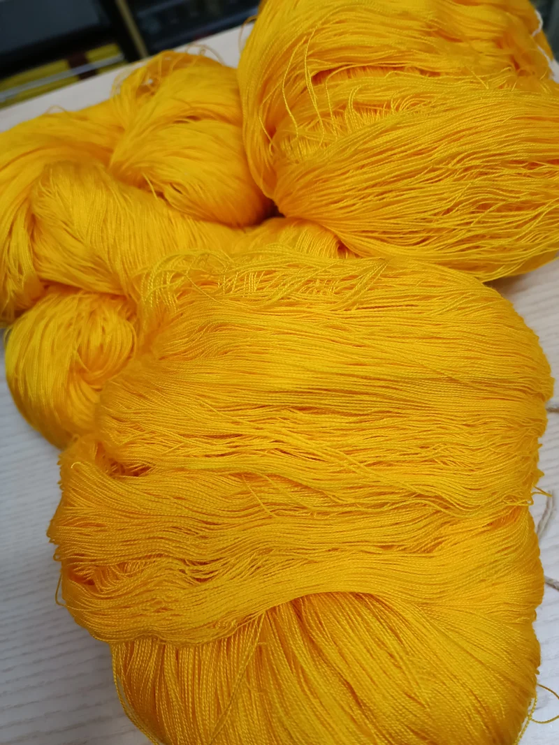 Setificato in matasse da 400 / 500g.