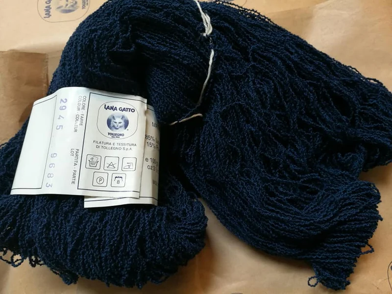 Spongy Gatto, matasse frisè di 100g.