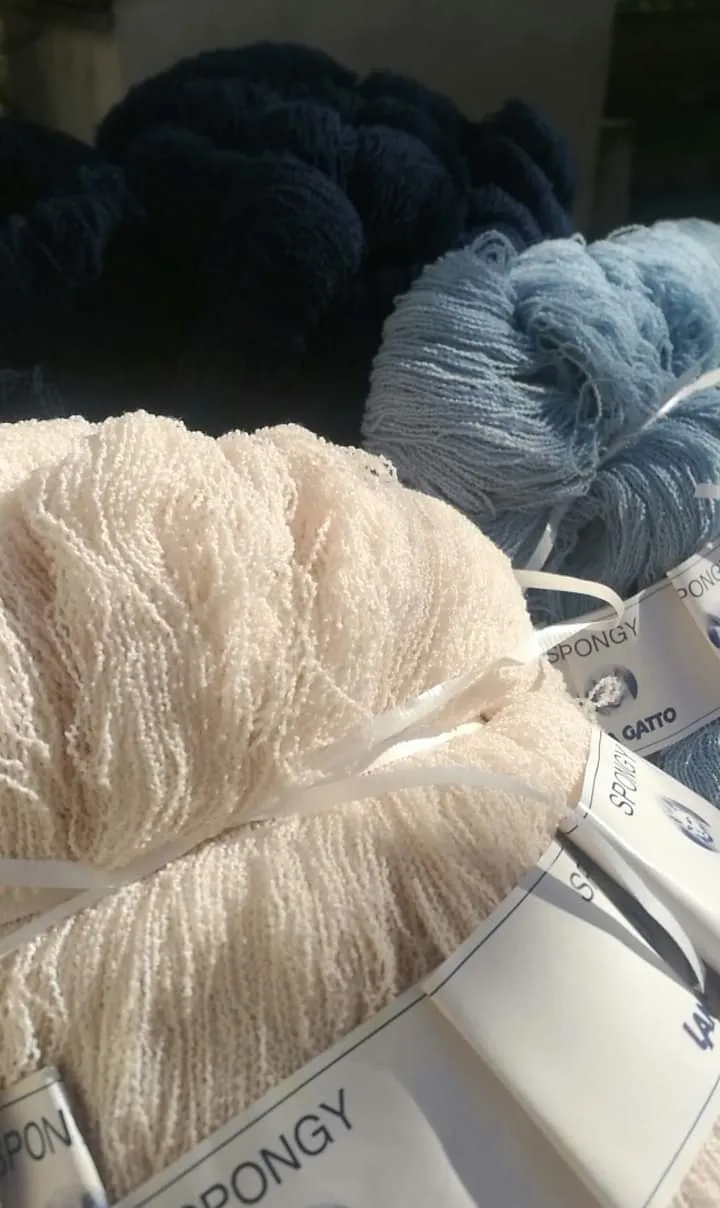 Spongy Gatto, matasse frisè di 100g.