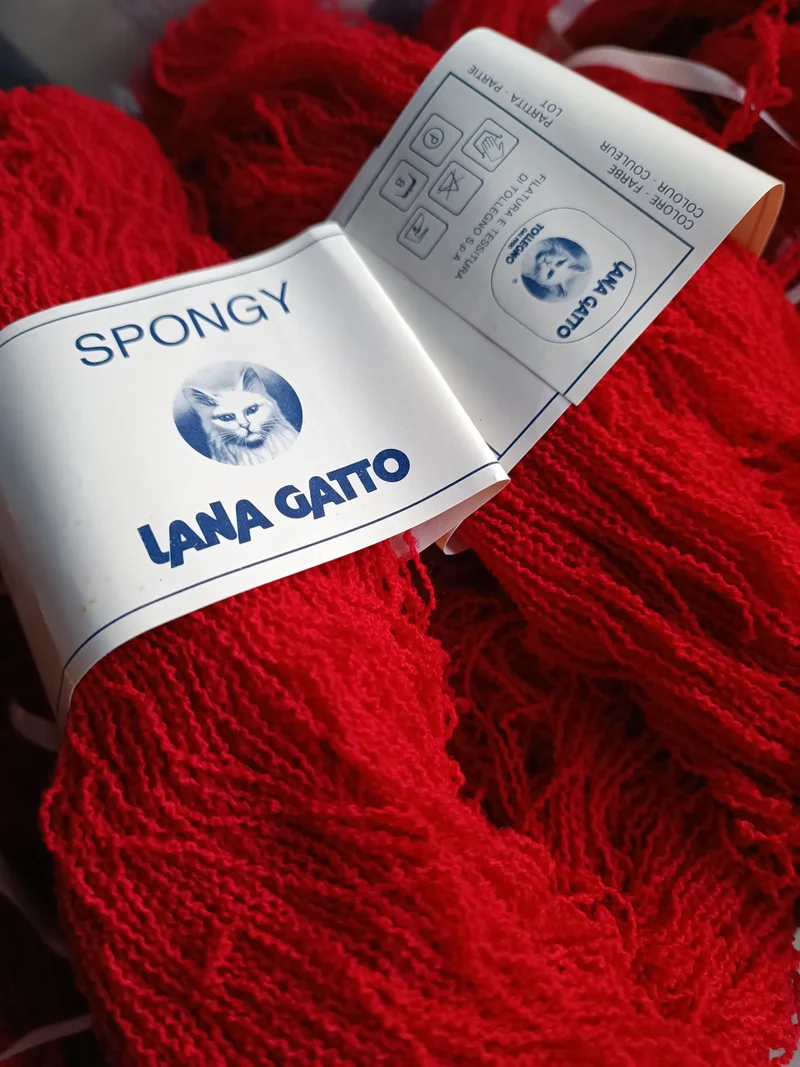 Spongy Gatto, matasse frisè di 100g.
