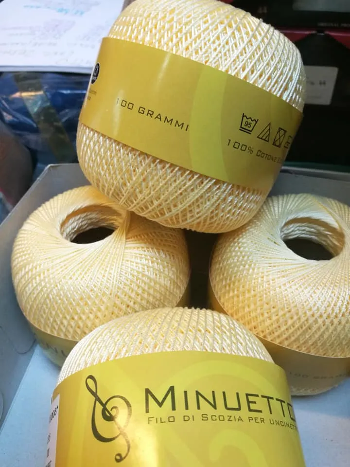 Scatola di 4 gomitoli di filo di Scozia Minuetto