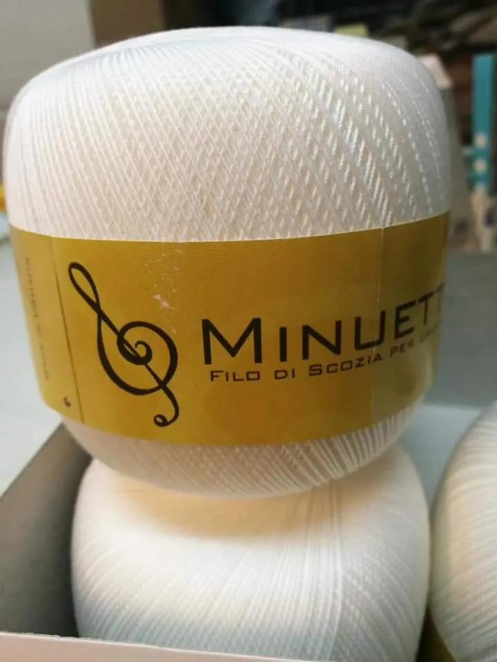 Scatola di 4 gomitoli di filo di Scozia Minuetto