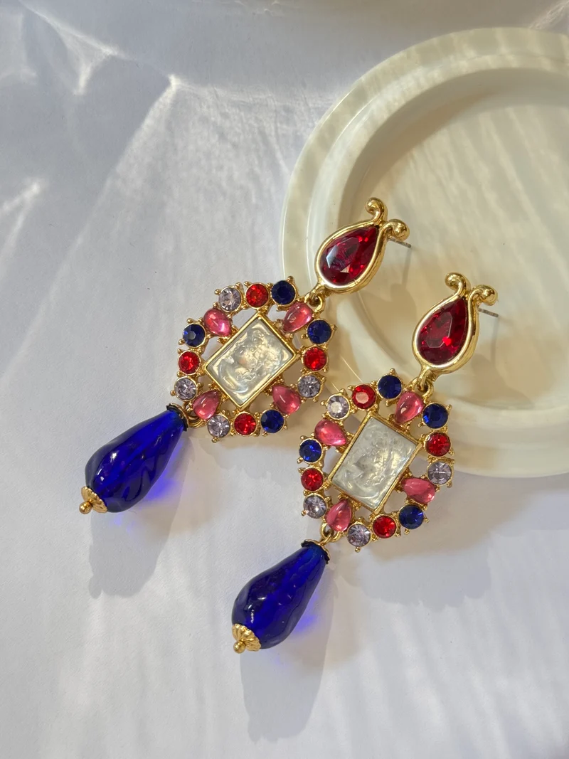 Vetrata Royale Earrings | Orecchini stile rosone con figura in cristallo