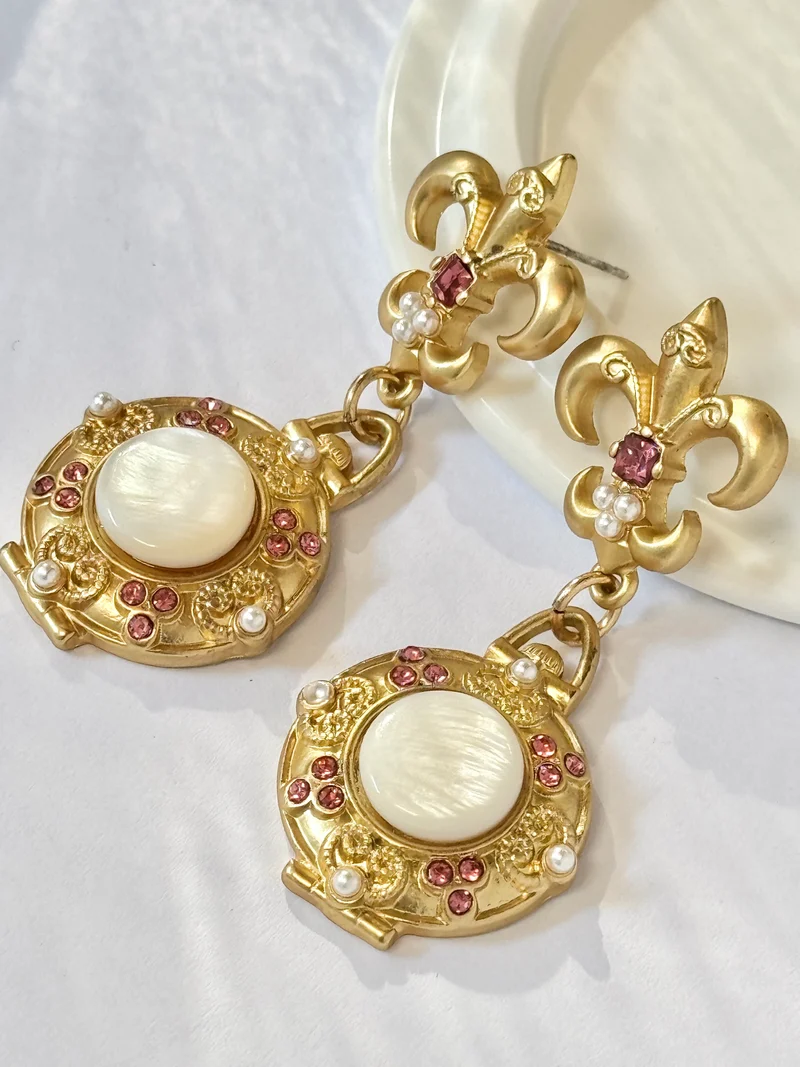 Fiorenza Iris Earrings | Orecchini con giglio fiorentino e agata bianca