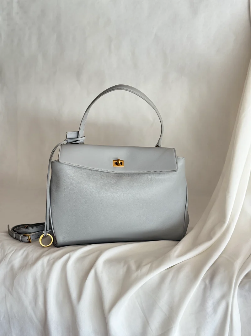 Borsa in pelle color azzurro polvere con tracolla