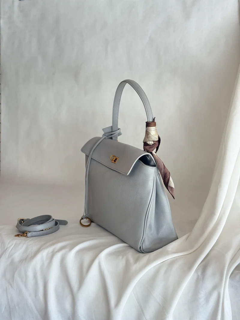 Borsa in pelle color azzurro polvere con tracolla