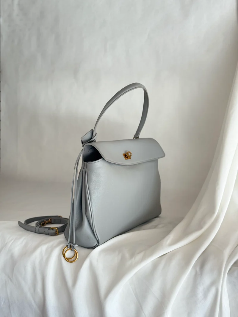 Borsa in pelle color azzurro polvere con tracolla