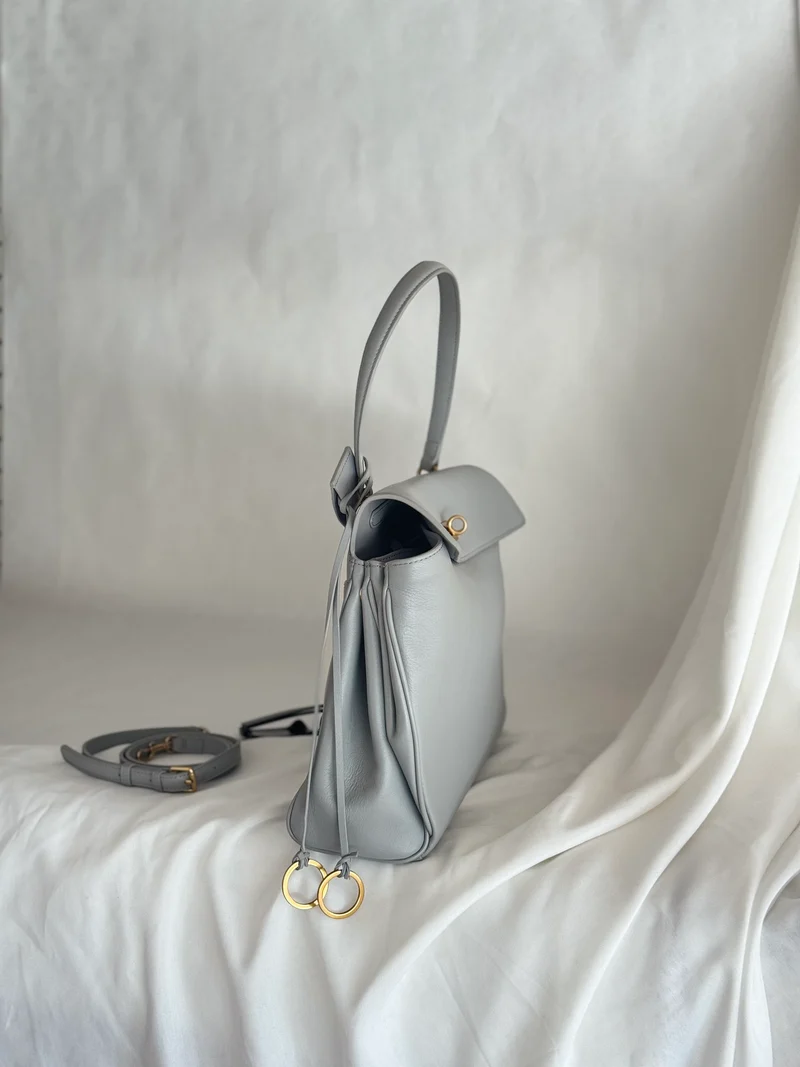 Borsa in pelle color azzurro polvere con tracolla