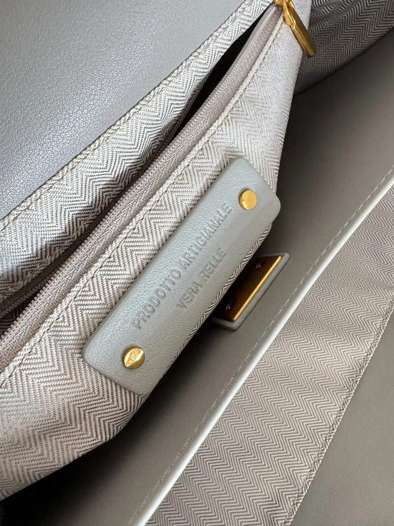 Borsa in pelle color azzurro polvere con tracolla