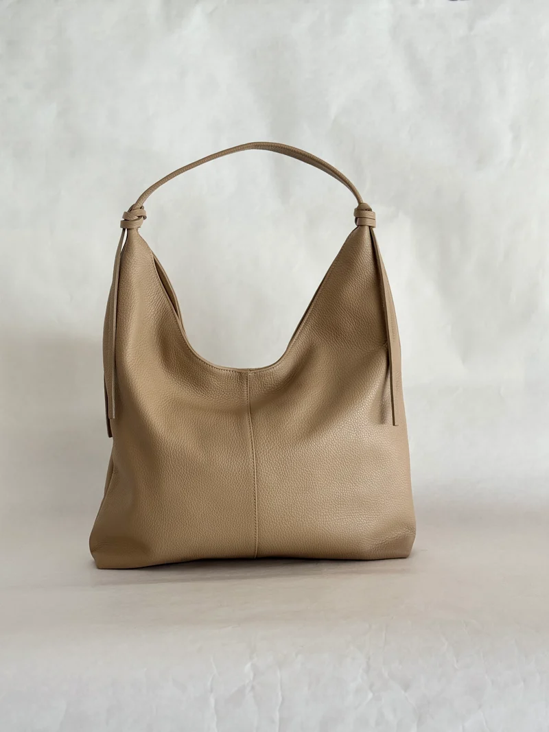 Borsa hobo grande in pelle color kaki con dettagli a doppio nodo