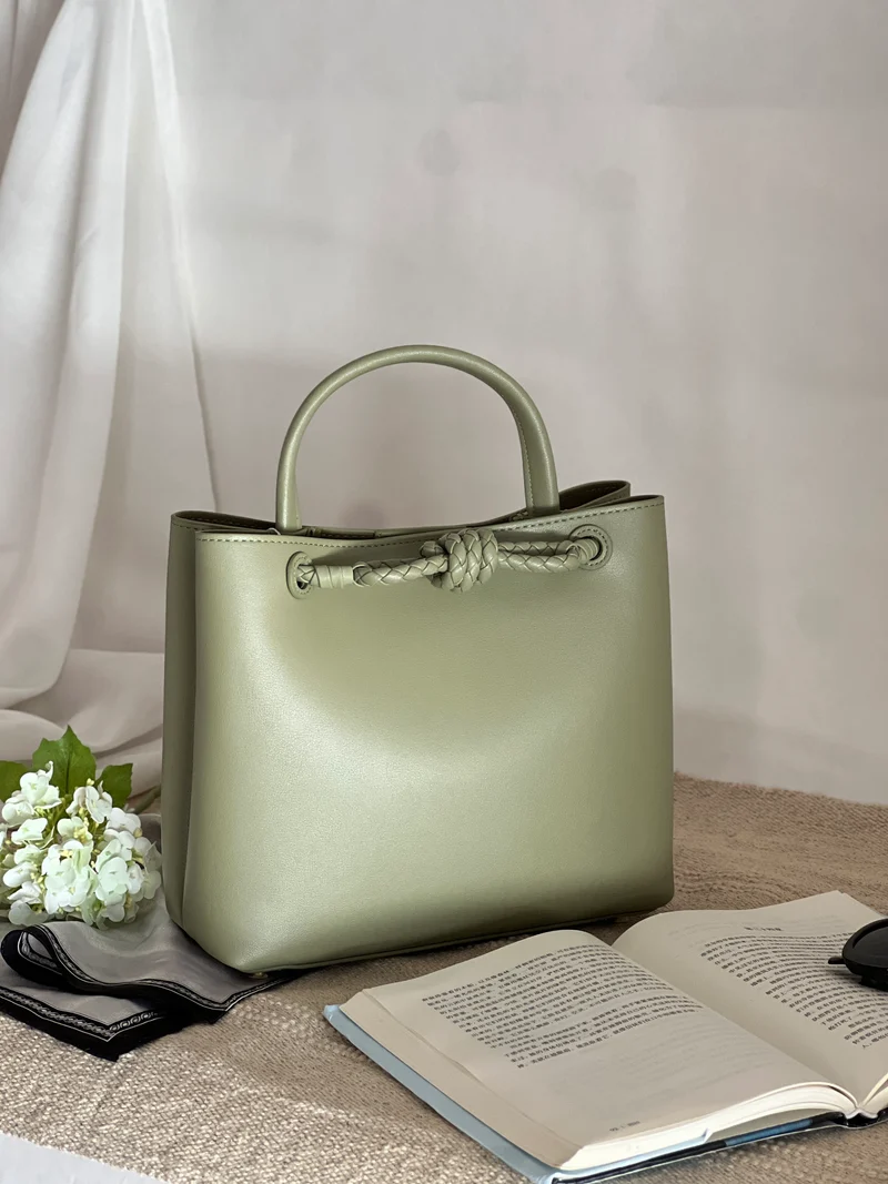 Borsa tote media in pelle intrecciata con dettagli a nodo
