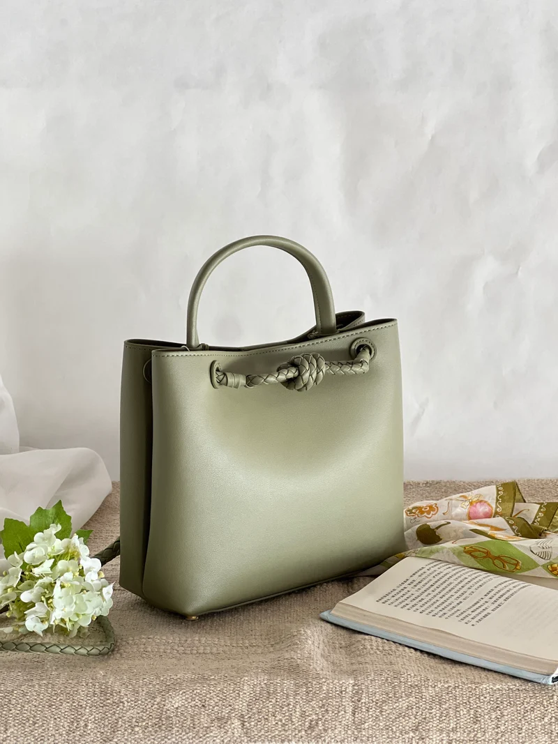 Borsa tote media in pelle intrecciata con dettagli a nodo
