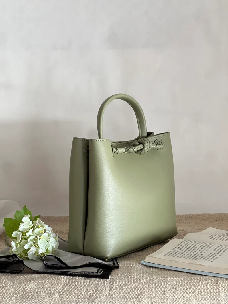 Borsa tote media in pelle intrecciata con dettagli a nodo