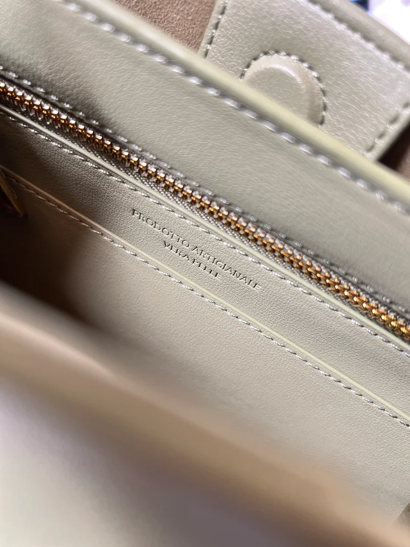 Borsa tote media in pelle intrecciata con dettagli a nodo