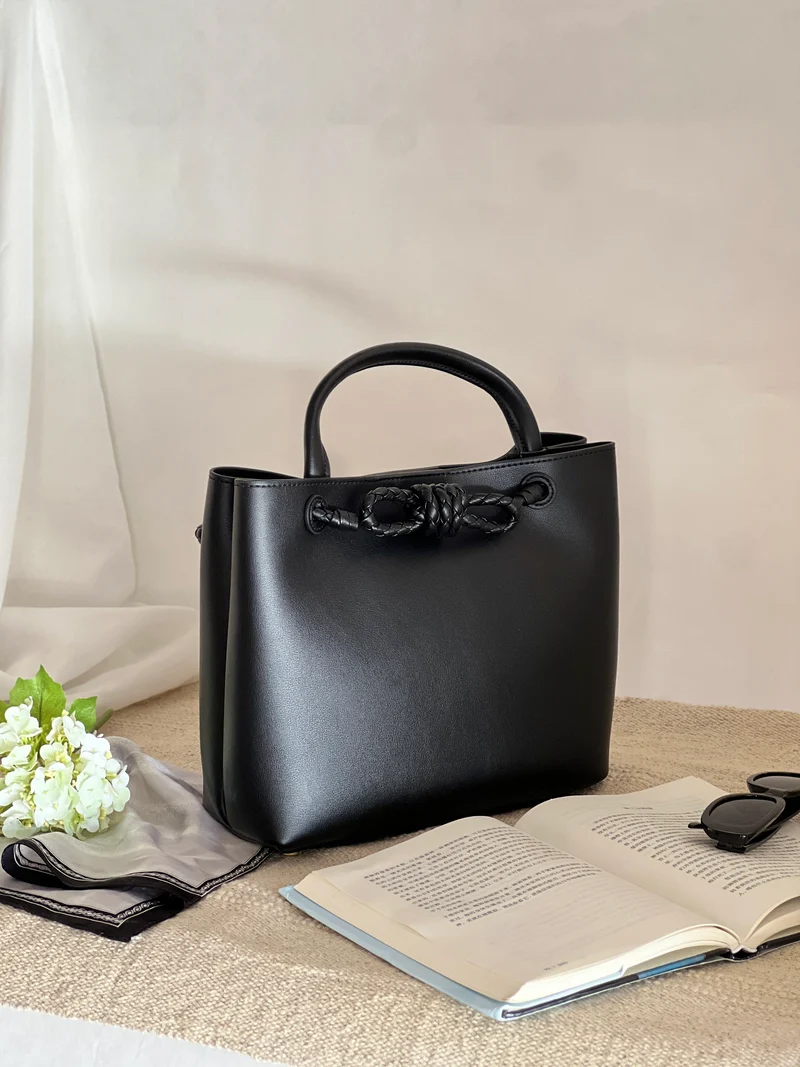 Borsa tote media in pelle intrecciata con dettagli a nodo