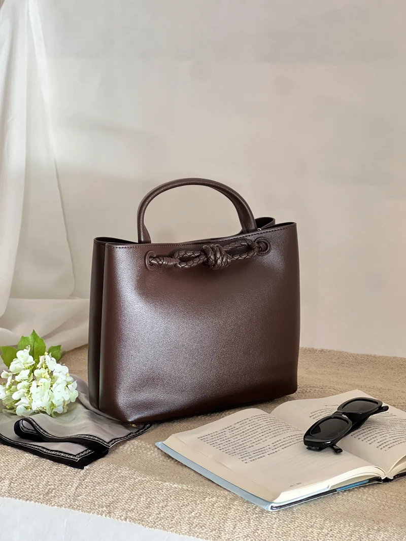 Borsa tote media in pelle intrecciata con dettagli a nodo