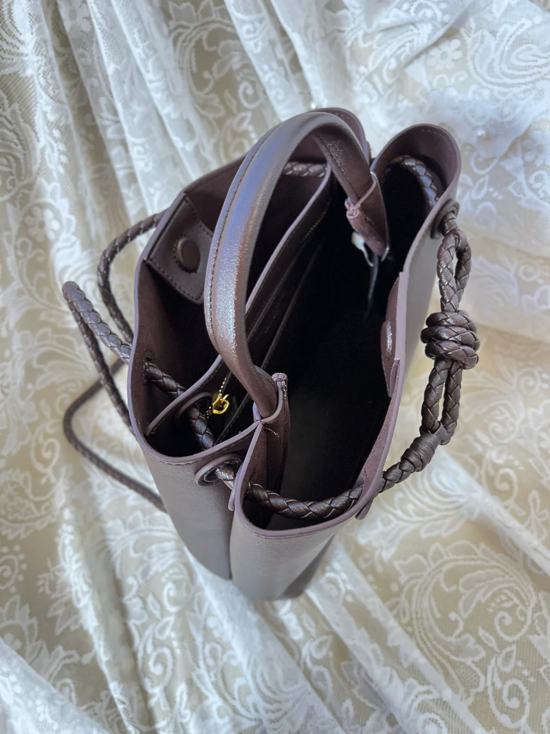 Borsa tote media in pelle intrecciata con dettagli a nodo