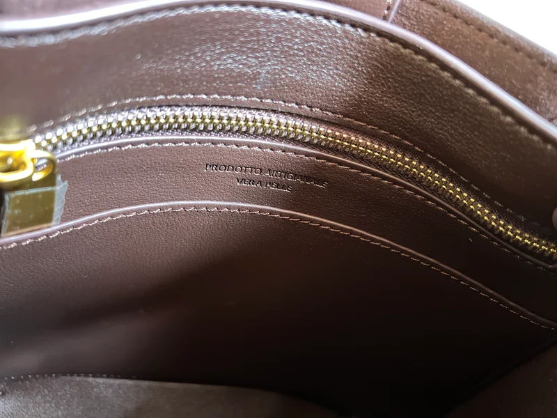 Borsa tote media in pelle intrecciata con dettagli a nodo