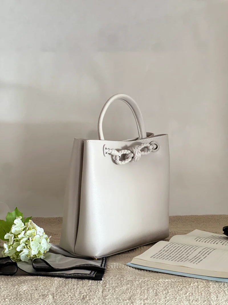 Borsa tote media in pelle intrecciata con dettagli a nodo