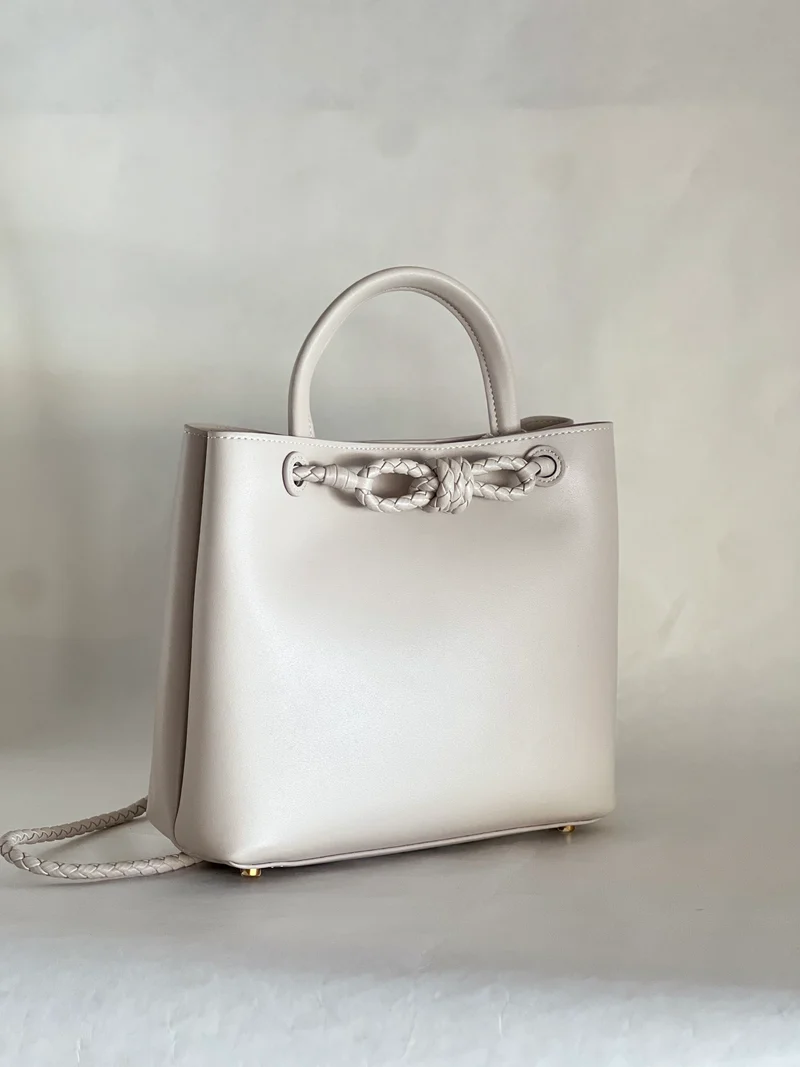 Borsa tote media in pelle intrecciata con dettagli a nodo